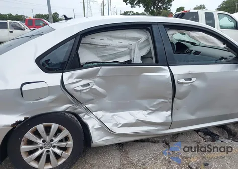 2013 Volkswagen Passat 2.5L S z USA, uszkodzony, nr VIN 1VWAH7A34DC105687